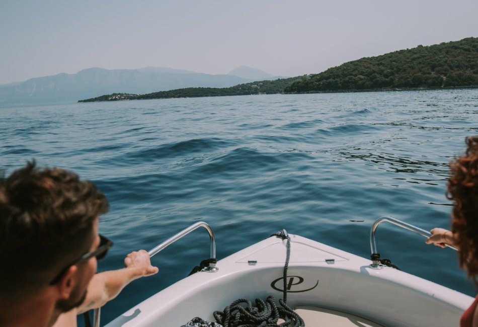 Recambios Marinos JJM, mantenimiento y optimización de activos navales en Vinaròs. Paseo en barco por el mar cerca de una isla.