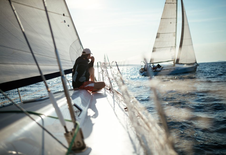 Recambios Marinos JJM, mantenimiento y reparación naval en Les Cases d'Alcanar. Joven relajándose en su velero.